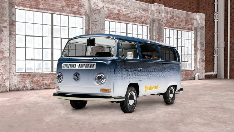 Retro trifft Zukunft: Dem Upcycling-Trend folgend dient als Basis für den Ambienc3 mit dem VW T2 Bulli ein emotional aufgeladenes Fahrzeug. (Continental)