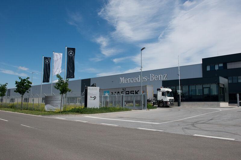 Toreinfahrt zum neuen Consolidation Center von Mercedes-Benz in Speyer. (Bild: Daimler)
