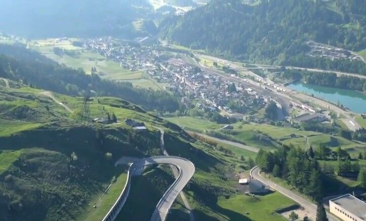 Alpen aus der Vogelperspektive: Eine md4-1000 der microdrones GmbH überfliegt ds Gebirge (Microdrones)
