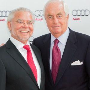 Seniorchef Günter Jacobs (links) hatte zur Eröffnung 350 Gäste geladen, darunter auch den US-amerikanischen Partner der Jacobs-Gruppe, Roger Penske (rechts).(Foto:  Jacobs)
