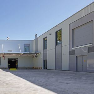 Blick auf das Harting Werk in Biel: Der Schweizer Standort wächst mit der neuen Werkserweiterung weiter.(Bild:  Harting)