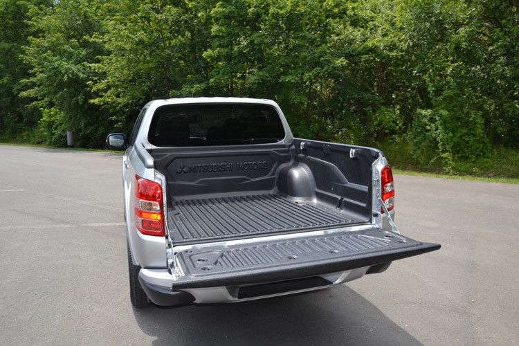 Mit einer Ladefläche von 1,52 Metern (Doppelkabine) beziehungsweise 1,85 Metern Länge (Club Cab), 47,5 Zentimetern Bordwandhöhe und Zuladungsreserven von 935 bis 960 Kilogramm (je nach Ausstattung) erweist sich der L200 als Transportspezialist. (Foto: Michel)