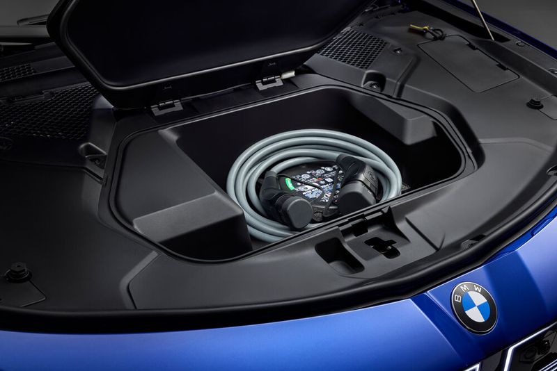 Im Frunk unter der vorderen Haube ist Platz für das Ladekabel. (Bild: BMW)