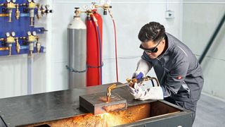 Mit Hy Cut präsentiert Messer Cutting Systems eine klimafreundliche Alternative zur konventionellen Brenngastechnik auf der Schweissen & Schneiden 2025.  (Bild: Messer Cutting Systems)