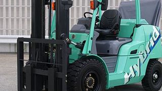 Der neue Hybrid-Stapler von Mitsubishi soll seine wirtschaftlichen und ökologischen Vorteile besonders bei Gabelstaplereinsätzen mit kurzen Wegstrecken und schnellen Wechselspielen zeigen. Bild: Mitsubishi (Archiv: Vogel Business Media)