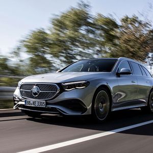 Um entspannt am Ziel anzukommen bedarf es nicht einmal der starken Motorisierungen. Der 197 PS starke Einstiegsdiesel hat als Brot-und-Butter-Antrieb der Dienstwagenfahrer auch weiterhin seine Berechtigung. (Bild:  Mercedes-Benz)