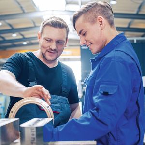 De nombreuses personnes expriment leurs doutes quant à la suppression de l'examen de connaissances professionnelles du CFC.(Source :  © Kzenon – stock.adobe.com)