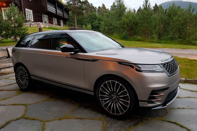 Zur umfangreichen Serienausstattung des Velar First Edition zählt unter anderem ein 22-Zoll-Radsatz.   (Mauritz)