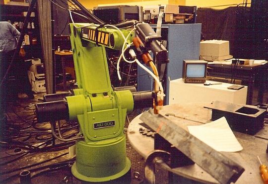 Aus dem Labor in die Fabrik:  Ein früher Industrieroboter von Automatix aus den 1980er Jahren nutzt ein integriertes Kamerasystem zur automatisierten optischen Schweißnahtführung (Seamtracking).(Bild:  Arnold Reinhold / CC BY-SA )