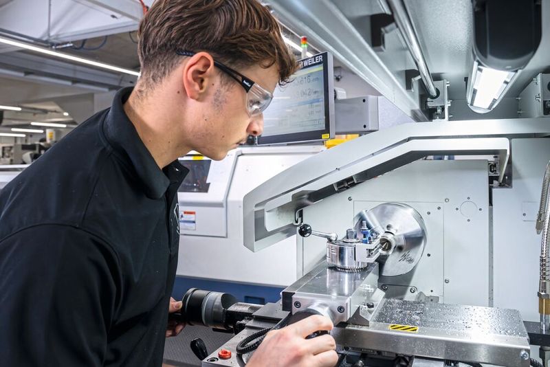 Hier dreht Haroun Oueslati noch manuel eine Buchse auf einer neuen Weiler-Drehmaschine. Die manuellen Erfahrungen sind wichtig, um die Zerspankräfte zu erspüren. (Bild: Thomas Entzeroth)