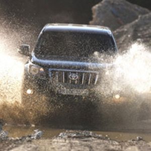 Mehr Power für die Offroad-Legende: Die Leistung des 3,0-Liter-Diesels steigt deutlich von 127 kW/173 PS auf 140 kW/190 PS. Zudem verfügt der neue Land Cruiser jetzt über ein geschlossenes Dieselpartikelfiltersystem.