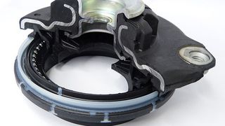 Das Federbeinlager von Rollax besteht aus Metall, einer Zwei-Komponenten-Dichtung und Glasfaserverstärktem Kunststoff. (Rollax)