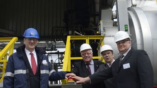 Startsignal für die neue Feuerungsanlage der Firma Angus in Ibbenbüren (v.l.n.r.: Henning Saacke, Beiratsvorsitzender Saacke, Bürgermeister Heinz Steingröver, Peter Schröder, Werkleiter Angus, und Ernest Green, Operation Leader Angus USA). (Bild: Angus, Saacke)