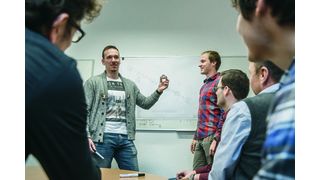 Die neue Konstruktion des Maschinenbau-Studenten Julian Tschersich (Bildmitte) kann viel Zeit, Kosten und Personalaufwand sparen: Eine neuartige Sicherheitskupplung. 
 (THGA / tfh / Volker Wiciok)