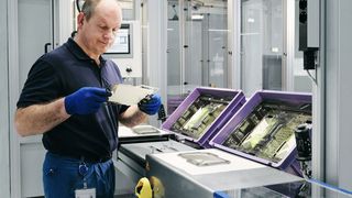 Die Bipolarplatte, Kernelement eines Brennstoffzellenstacks, regelt die Zufuhr von Wasserstoff und Luft sowie die Abfuhr von Wasser. (Bild: ElringKlinger AG)