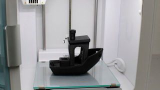 Das neue PC+ABS-Filament ermöglicht das Drucken von großen Teilen, wie im Falle dieses um 250 Prozent vergrößerten Benchys, das auf einem Ultimaker S3 Drucker hergestellt wurde. 
 (Covestro)