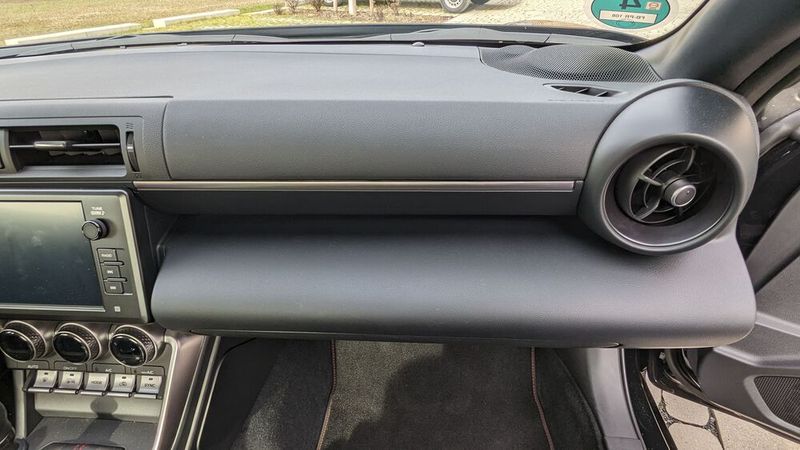 Was sich die Innenraumgestalter wohl bei diesem Brett gedacht haben? Sieht weder besonders schön aus, noch dürfte es bei einem Aufprall knietechnisch von Vorteil sein. (Bild: Dominsky – VCG)