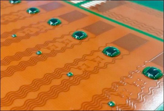 Hier blickt man nicht auf eine übliche Leiterplatte sondern auf Sensorstreifen, die auf thermoplastischem Polyurethan (TPU) basieren und mit Elektronik bestückt sind. Sie sollen dabei helfen, technische Daten von Flugzeugtragflächen zu sammeln, um etwa Treibstoff zu sparen.(Bild:  Fraunhofer IZM)