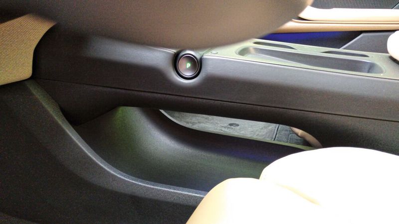 Außerdem gibt es ein großes, offenes Ablagefach in der Mittelkonsole. (Bild: Thomas Günnel/Automobil Industrie)