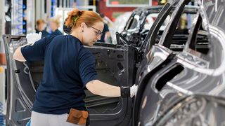 Viele Daimler-Beschäftigte werden sich länger mit Kurzarbeit abfinden müssen. (Source: Daimler)