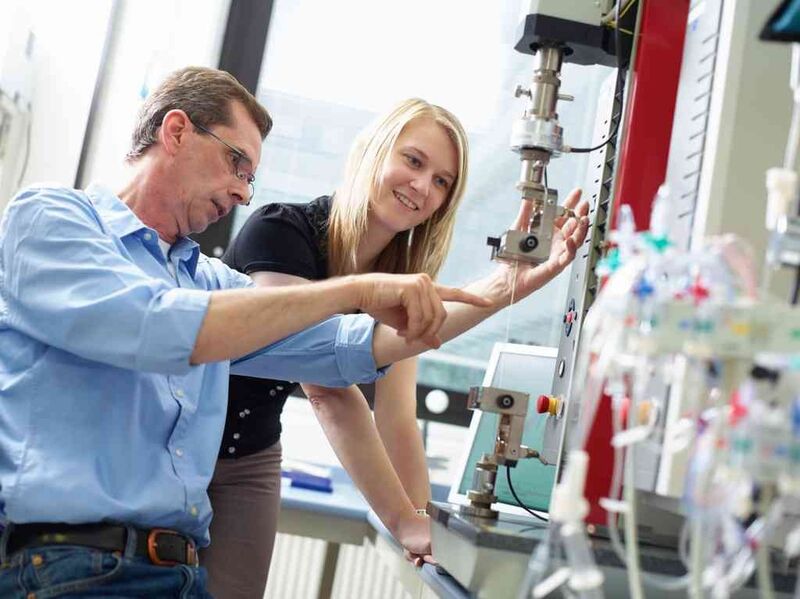 Vermessung der Beschichtung eines Ballonkatheters durch Prüftechniker. Auch Produktprüfungen im Labor können Bestandteil unangekündigter Audits sein. (Bild: BVMed)