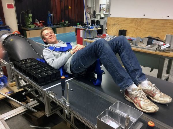 Fast so schnell wie der Schall soll er sein, der Superschnellzug der Zukunft, auch Hyperloop genannt. In der von der Firma SpaceX ausgelobten „Hyperloop Pod Competition“ stellten Teams aus der ganzen Welt ihre Konzepte für den sogenannten Pod vor, die Kabinenkapsel, in der Passagiere durch die Röhre transportiert werden sollen. Die WARR-Studierendengruppe der TUM ist eines der 30 Teams, die ihren Prototyp bauen durften. Im Bild: Thomas Ruck, Student Luft- und Raumfahrt, WARR Hyperloop Team.  (TUM)