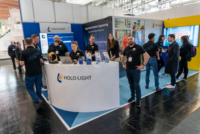 Besucherinnen und Besucher von Holo Light hatten auf der Messe die Möglichkeit, den Augmented Reality Engineering Space AR3S zu testen. Die Software ermöglicht es Ingenieuren und Designern, 3D-Konstruktionen via Augmented Reality zu visualisieren und auf Grundlage verschiedener Interaktionsmöglichkeiten gemeinsam daran zu arbeiten. (Bild: Vogel Communications Group)