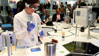 Abb. 1: Während der Labvolution vom 21. bis 23. Mai in Hannover finden mehrmals täglich Live-Vorführungen im Smartlab – dem intellligenten Labor der Zukunft – statt. (Deutsche Messe)