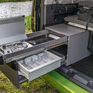 Im Caddy California gibt es eine kleine Küche.(Bild:  VW)