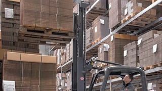 La nouvelle série de chariots électriques est identifiable grâce à son châssis rouge muni du signe distinctif noir d'aileron de requin. (Image: Linde Material Handling)