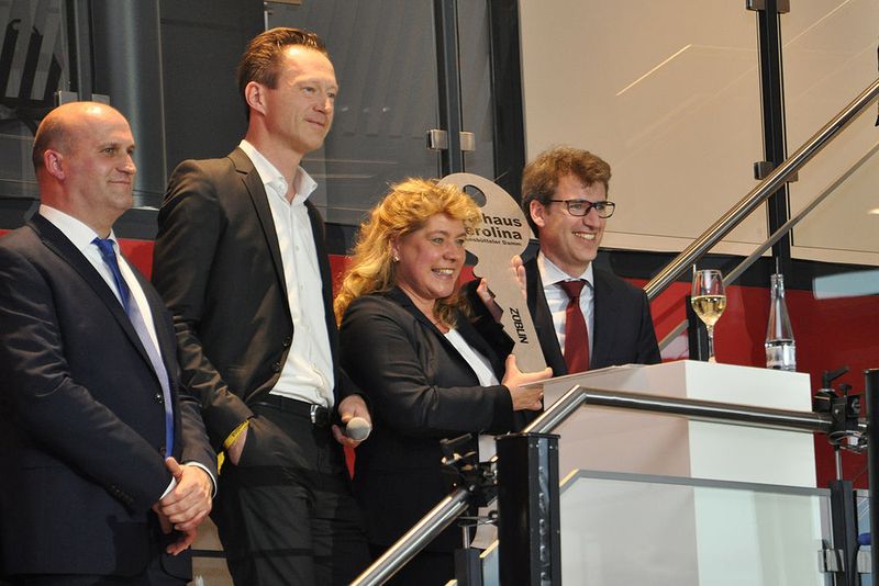 Zu einer ordentlichen Eröffnung gehört die Schlüsselübergabe. Er möge der Schlüssel zu einer erfolgreichen Zukunft sein, sagte der Vertreter des Generalunternehmers Züblin Bau. (Foto: Grimm)