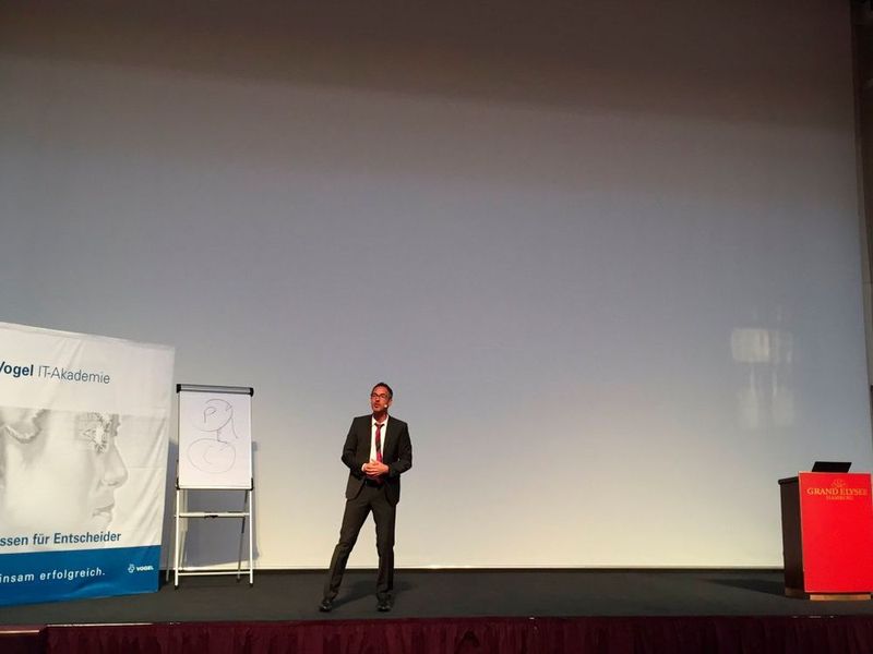 Der Unternehmensberater & IT-Philosoph Josef Bertl präsentierte das sonst eher trockene Thema Storage auf unterhaltsame Art. (Vogel IT)