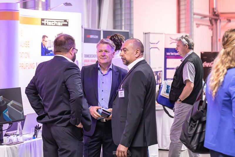 16. Anwenderkongress Steckverbinder: Der Tag 2 auf dem Steckverbinderkongress 2022 hatte den Themenschwerpunkt auf Oberflächen und Werkstoffen. Das umfasste die Konfektion Schwerer Steckverbinder für den Schaltschrankbau ebenso wie Hochstromkontakte für die E-Mobilität und funktionalisierte Oberflächen im Einsatz auf der ISS im Weltraum. (Bild: Elektronikpraxis)