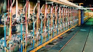 Wie in diesem Rollenherd-Durchlaufofen wird die notwendige Strahlungswärme in Wärmebehandlungsöfen oft über Strahlheizrohre geliefert. Mit herkömmlichen Verfahren kann die Lecksuche an den Rohren sehr aufwendig sein. Bild: Linde Gas (Archiv: Vogel Business Media)