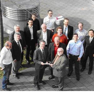 Das Team des Verbundprojektes „RedunSYS“ mit Dr. Ch. Pinkwart vom Projektträger Innovationsberatungsstelle Nordbayern der LGA in Nürnberg (einige Mitarbeiter fehlen)  Bild: iSyst GmbH