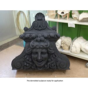 Neue Skulptur für den Faschingsbrunnen am Basler Vorplatz des Stadttheaters.