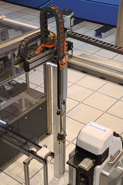 In der Demofabrik von Bosch Rexroth in Ulm ist ein früheres Modell des Smart Flex Effectors an einem Linearroboter verbaut,... (Bild: Stefanie Michel)