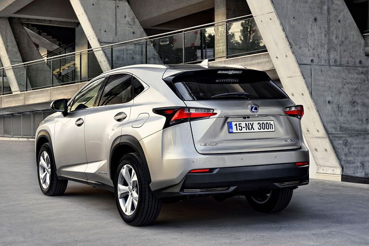 Der Lexus NX 300h mit 2,5-l-Benzinmotor (114 kW/155 PS) und mit zwei Elektromotoren (insgesamt 105 kW/143 PS) in der Allradversion spurtet von null auf 100 km/h in 9,2 Sekunden, Höchstgeschwindigkeit 180 km/h. (Lexus)