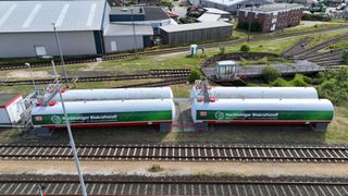 Die Bahn mehr und mehr Biosprit ein. Im Fernverkehr sollen 2025 keine Loks mehr mit normalem Diesel fahren. (Bild: Deutsche Bahn AG / Sylt Shuttle)