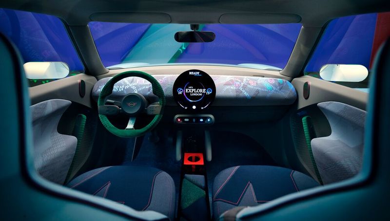 Mithilfe von Bewegtbild-Projektionen können die Inhalte des Bediensystems auf die gesamte Armaturentafel übertragen werden. (Bild: Mini)
