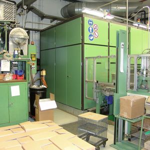 Eng geht’s zu im Euscher-Werk EE1: die neue V3-Reinigungsanlage inklusive Destillation (links). Nach der Reinigung werden die Tiefziehteile verpackt.