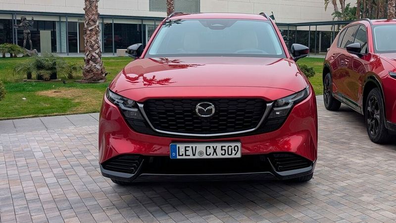 Die Scheinwerfer haben ein noch ausgeprägteres Flügeldesign erhalten. (Bild: Mauritz – VCG)