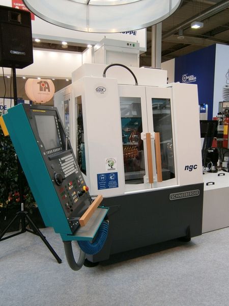 Und das ist eine der Vertreterinnen der neuen Baureihe ngc von Schneeberger mit Werkstücklader...kompakt und effizient: Allen Anlagen gemeinsam ist laut Schneeberger die optimale Bauraumnutzung. Ein umfangreiches Zubehör soll die Grundanlage für viele Einsatzzwecke bereit machen können. (Bild: Königsreuther)