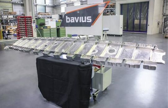 (Diese Flügelrippe aus AL 7075 für ein Großraumflugzeug wiegt nach der Zerspanung bei Abmessungen von 3600 x 600 x 100 mm noch 30 kg von ursprünglich 600 kg. Die Wanddicken liegen zwischen 1,6 und 4 Millimetern. Bild: Mapal)