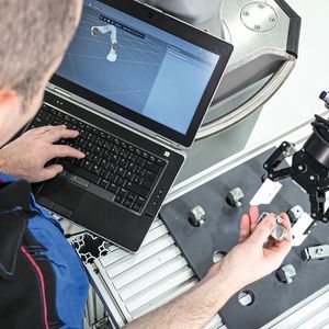 Bei der Programmierung des Roboters unterstützen verschiedene Bedien- und Eingabehilfen.