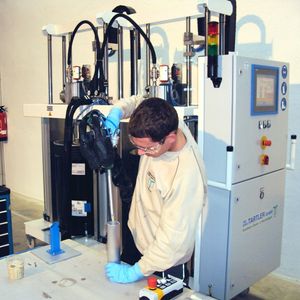 Maßgeschneidert für das Einkleben von Gewindehülsen - die Nodopox 200 von Tartler. Bild: Tartler