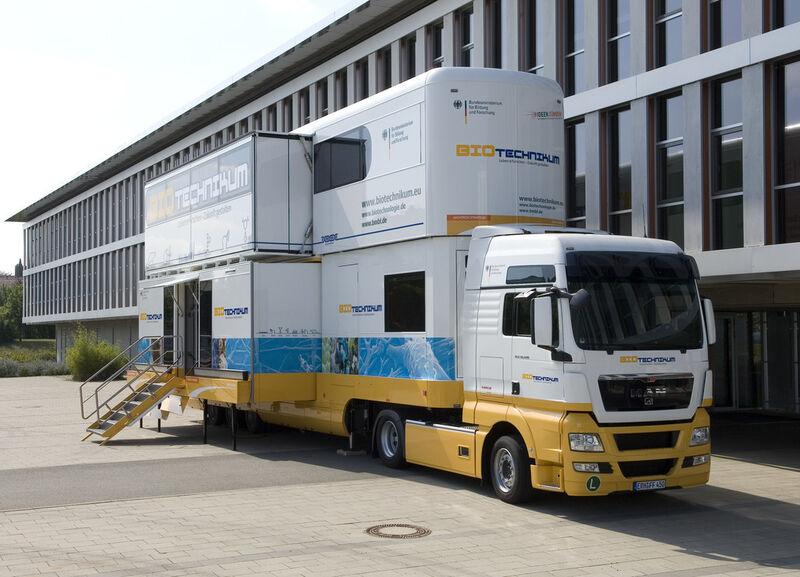The mobile experience world BIOTechnikum takes centre stage in the initiative “BIOTechnikum. Investigate life – design the future”: a two-floor truck provides space for hands-on science and dialogue about biotechnology. (Picture: Federal Mistry of Education and Research)