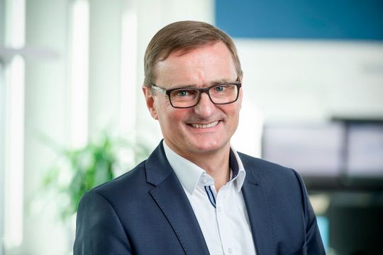 Gerd Scheller, Country CEO Siemens Schweiz: «Unsere innovativen Lösungen in den Bereichen Digitalisierung und Elektrifizierung sowie Mobilität waren in den vergangenen sechs Monaten bei Kundinnen und Kunden aus verschiedenen Branchen in der Schweiz äusserst gefragt. Dies unterstreicht unser Engagement, die digitale und nachhaltige Transformation des Landes voranzutreiben.»(Bild:  Siemens)