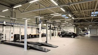 Während Neuwagen seitens der OEM auf allen Kanälen beworben werden, herrscht in Sachen Service überwiegend Funkstille. (Bild: PixieMe - stock.adobe.com)