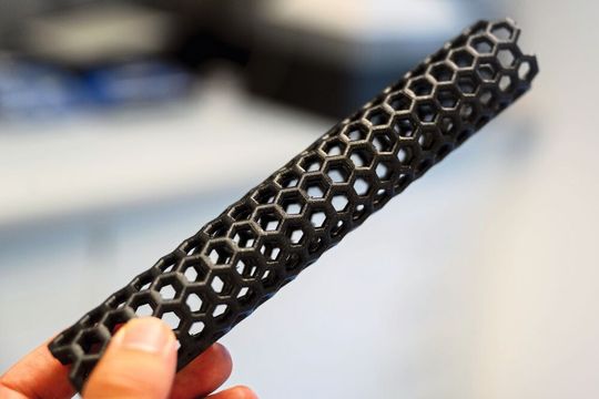 3D-gedrucktes Modell einer Kohlenstoff-Nanoröhre, die den Hauptbestandteil der neuen Sensoren bilden. Anders als in diesem Modell sind die echten Nanoröhren etwa 100.000-mal dünner als ein menschliches Haar. 3D-gedrucktes Modell einer Kohlenstoff-Nanoröhre, die den Hauptbestandteil der neuen Sensoren bilden. Anders als in diesem Modell sind die echten Nanoröhren etwa 100.000-mal dünner als ein menschliches Haar.